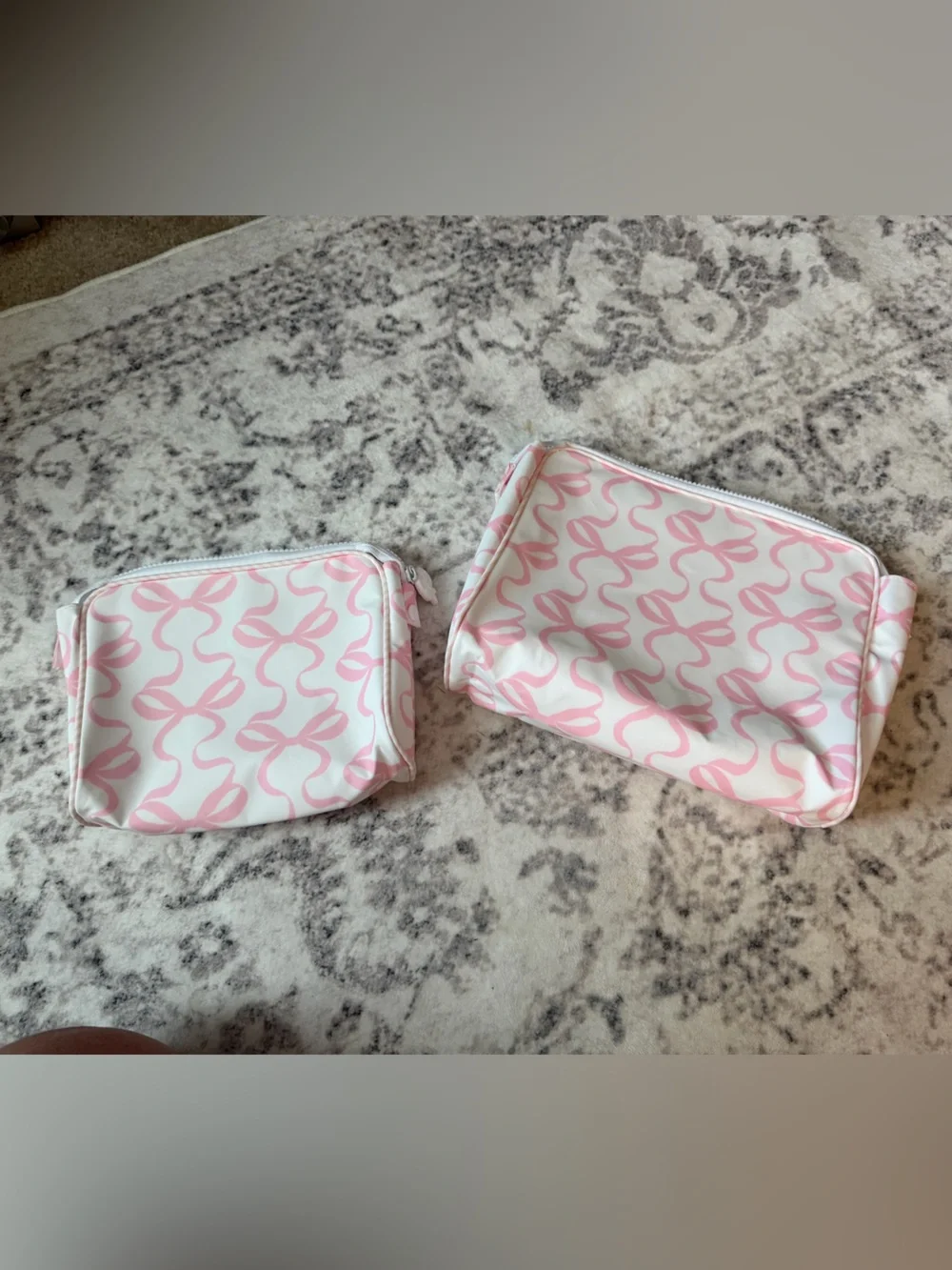 Apple of my Isla pouches